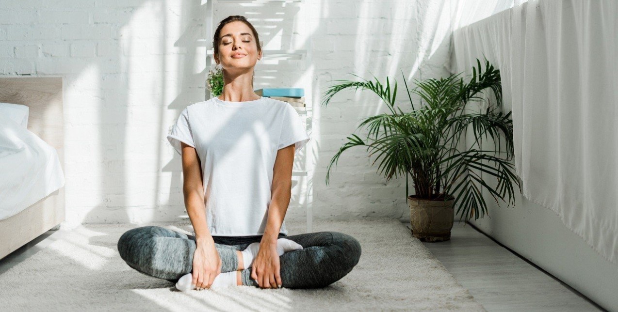 Moon Yoga: Πώς η κατανόηση του σεληνιακού κύκλου ενισχύει τη ρουτίνα ευεξίας σας  