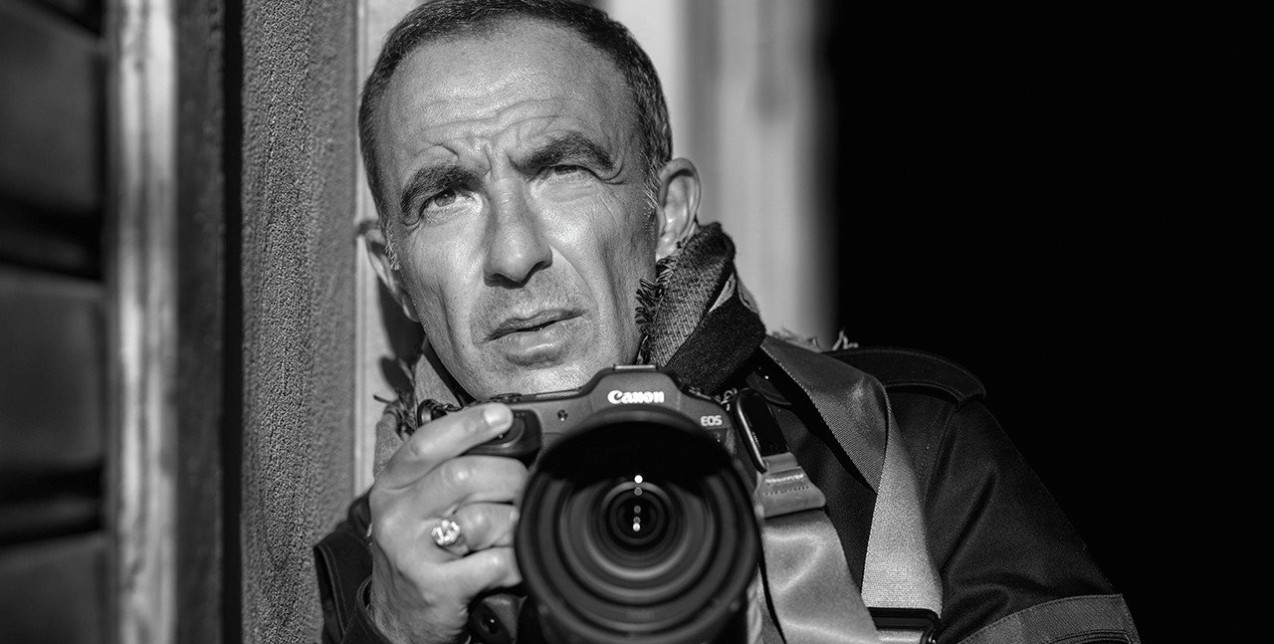 Νίκος Αλιάγας: Μιλήσαμε λίγο πριν και λίγο μετά τα εγκαίνια της έκθεσης “Regards Vénitiens” στη Βενετία 