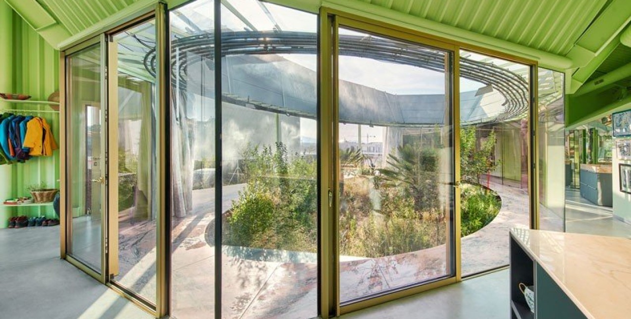 Μια eco-friendly κατοικία γίνεται πρότυπο αρχιτεκτονικής με σεβασμό στο περιβάλλον