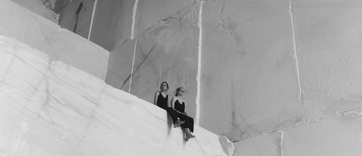 Οι Νίκη & Ζωή Μοσκοφόγλου της On Entropy μιλούν για την αισθητική του μαρμάρου 