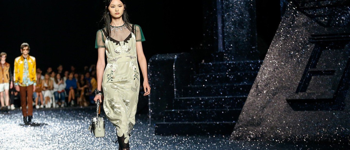 Slip dress: Δείτε τα ωραιότερα κομμάτια από τις SS 2018 πασαρέλες 