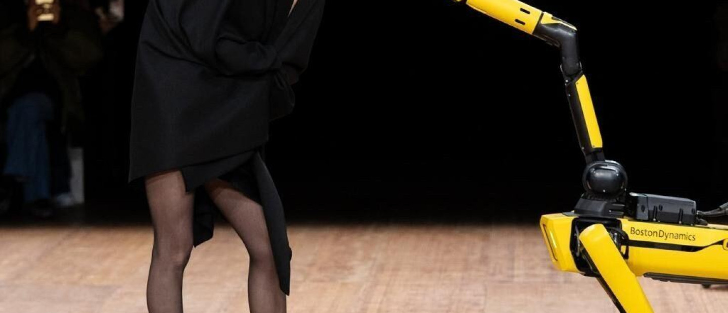 Paris Fashion Week: Τα ρομπότ ήταν οι πρωταγωνιστές στο show του Coperni 