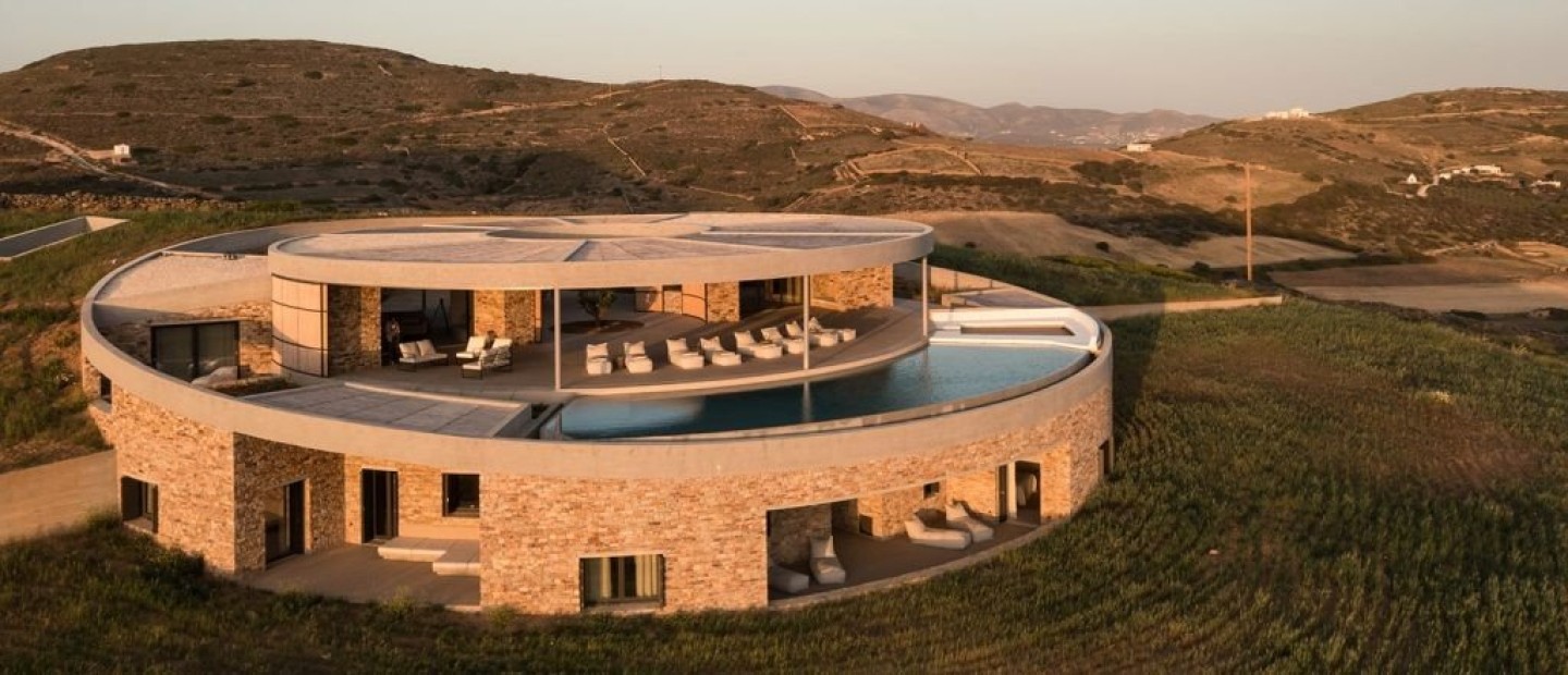 Μια κυκλική κατοικία στην Αντίπαρο σχεδιασμένη γύρω από μια λεμονιά, ξεπερνάει κάθε φαντασία 