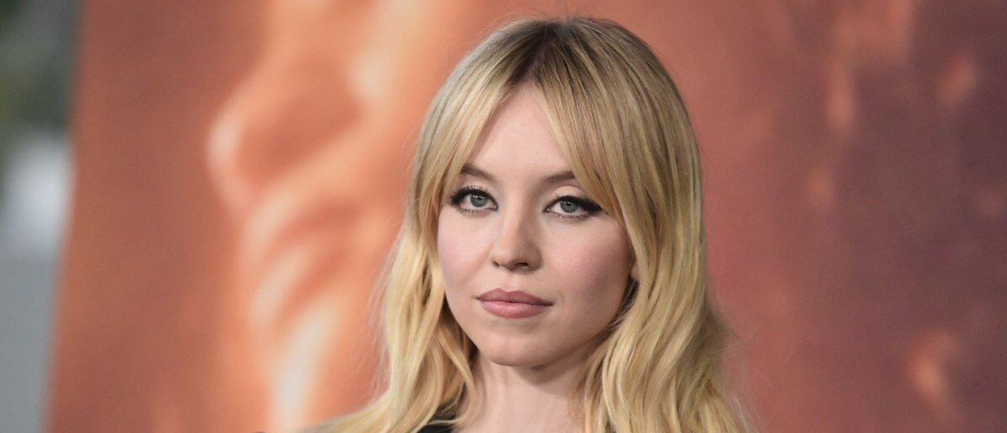 Sydney Sweeney: Μας δείχνει τα πέντε απαραίτητα προϊόντα ομορφιάς της 