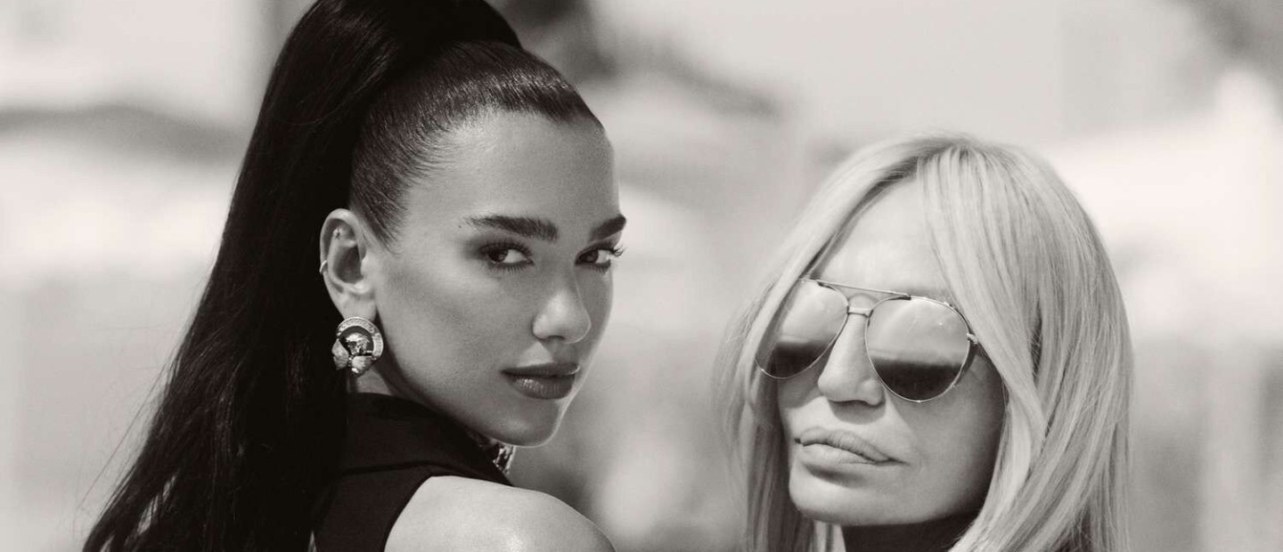 Η Donatella Versace συνεργάζεται με τη Dua Lipa για μία συλλογή που θα παρουσιαστεί στις Κάννες