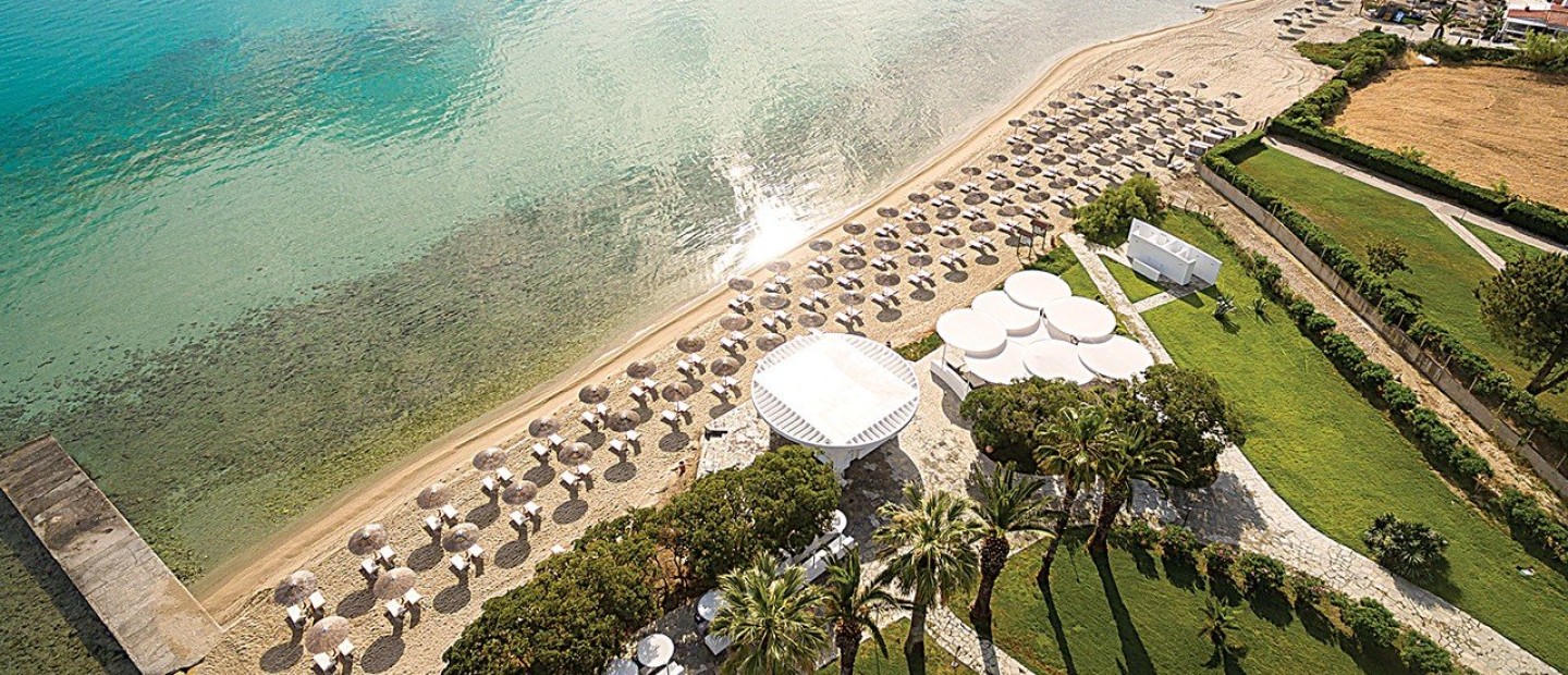 Tο ιστορικό ξενοδοχείο-θρύλος της Χαλκιδικής μας συστήνεται με ανανεωμένο πρόσωπο και σύγχρονο χαρακτήρα