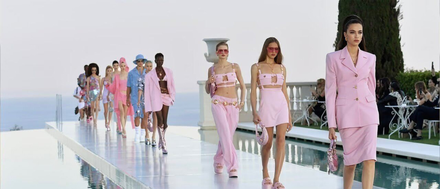 Dua Lipa x Versace: Παίρνουμε μια ικανοποιητική γεύση από το backstage της συλλογής "La Vacanza"