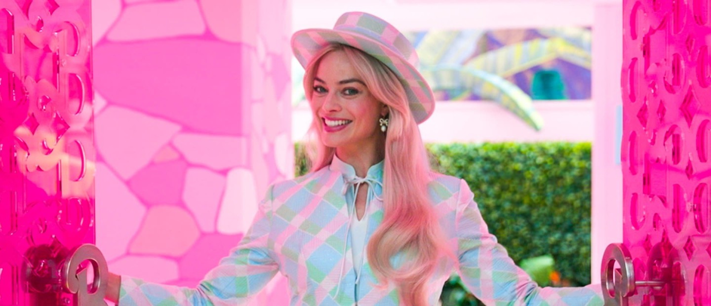Η Margot Robbie μάς ξεναγεί στο υπερπολυτελές "The Barbie Dreamhouse" 