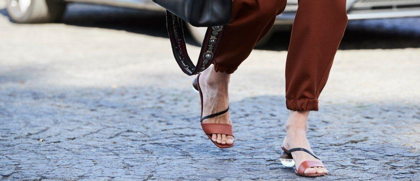 Slide sandals: Οι πιο άνετες και στιλάτες επιλογές για all-day εμφανίσεις