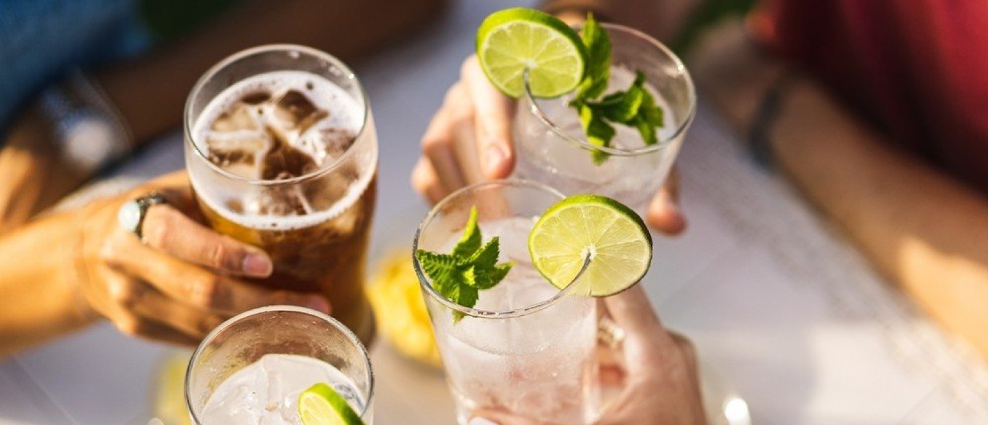 Summer in the city: Που θα απολαύσετε τα πιο δροσιστικά cocktail στη Θεσσαλονίκη