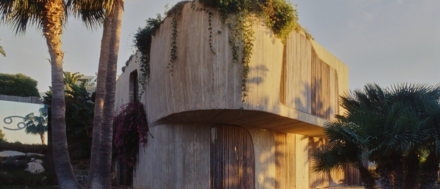 Η βίλα Mediterraneo αγναντεύει την Ίμπιζα μέσα από οθόνες από μπαμπού