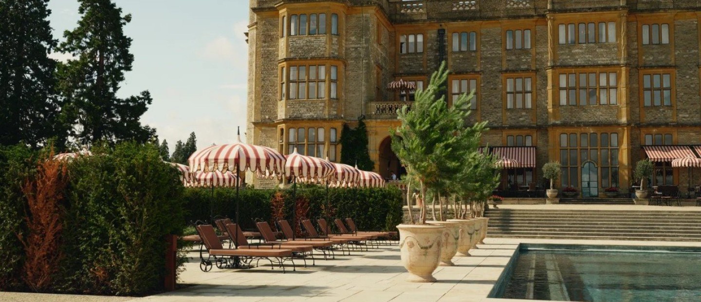 Το νέο ξενοδοχείο και ιδιωτικό club "Estelle Manor" στο Cotswolds παραδίδει μαθήματα αυθεντικού εκλεκτικισμού 
