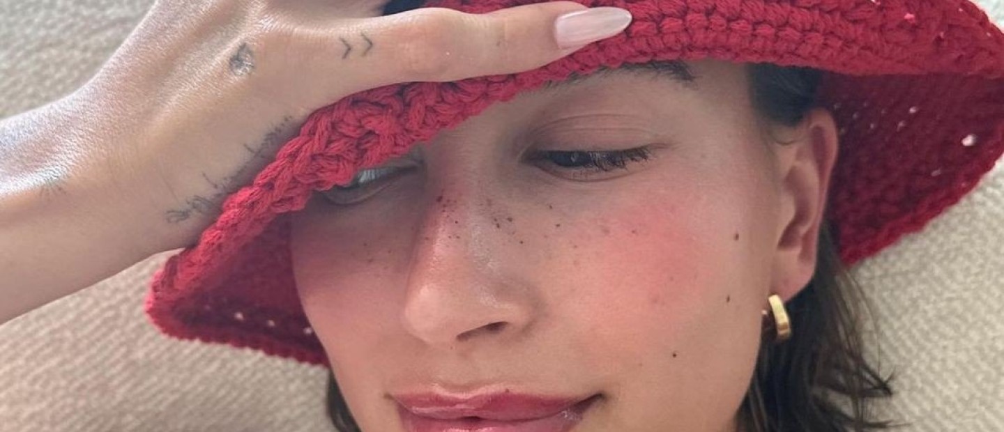 H Hailey Bieber άφησε το ξανθό για την top απόχρωση του φθινοπώρου  