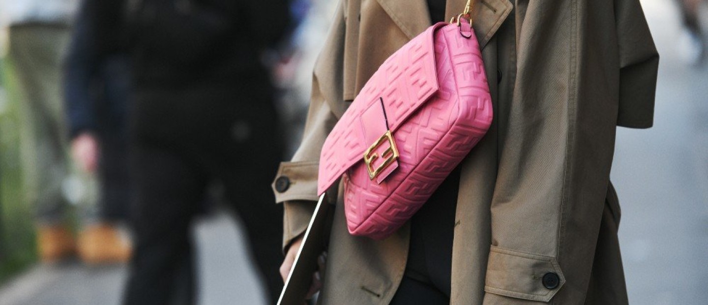 Καμπαρντίνα: Το πιο διαχρονικό outerwear piece που θα είναι και πάλι στο επίκεντρο