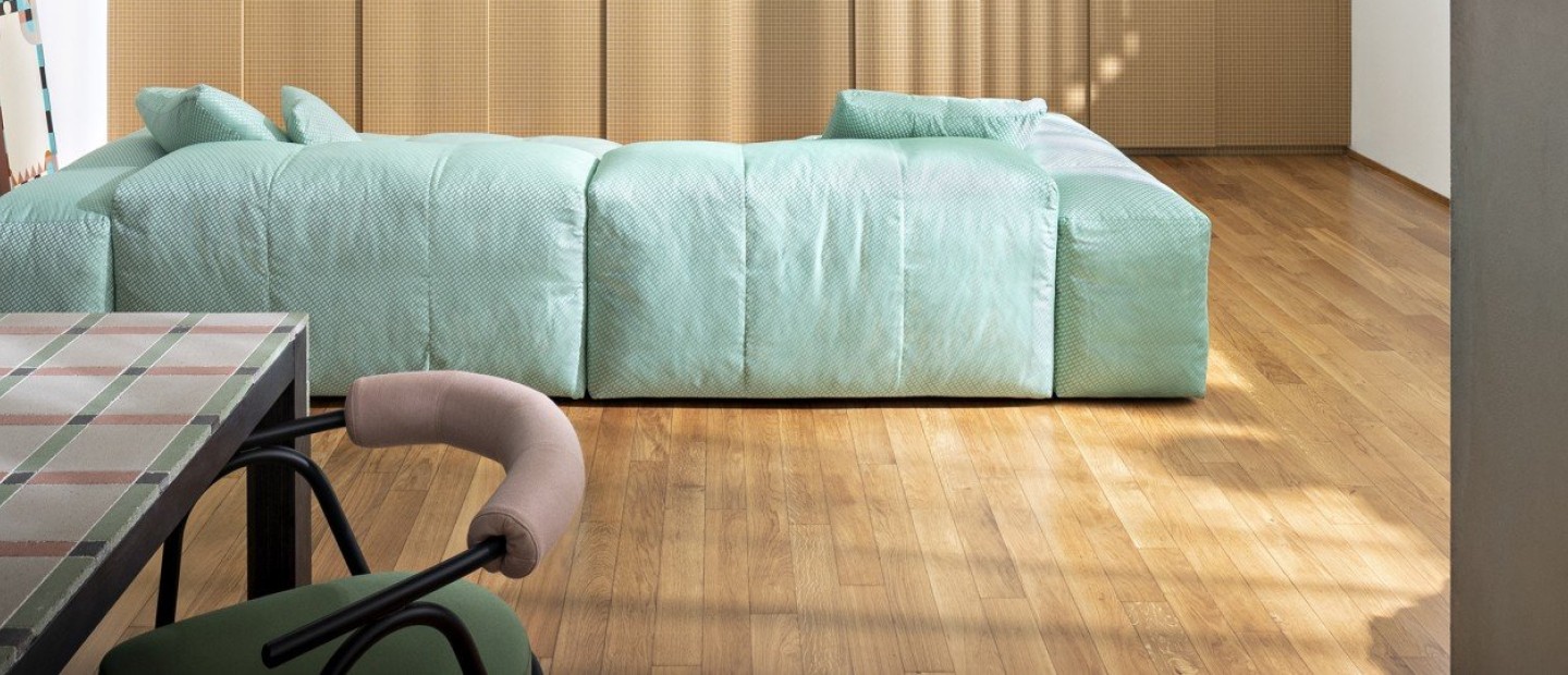 Ένα πολύχρωμο διαμέρισμα στο Μιλάνο που ανατρέπει τους κανόνες