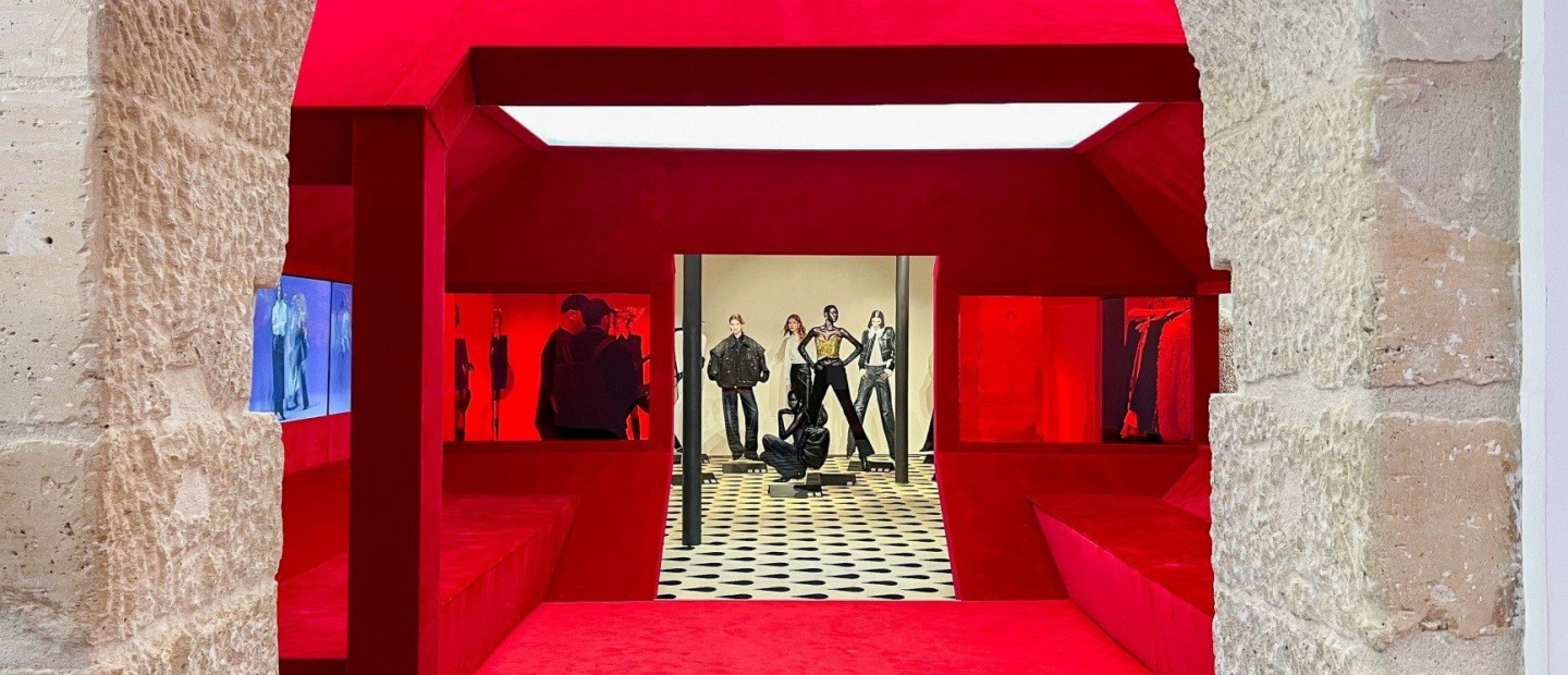 Το μοναδικό pop-up store της H&M στο Παρίσι κλέβει τις εντυπώσεις κατά τη διάρκεια του PFW 