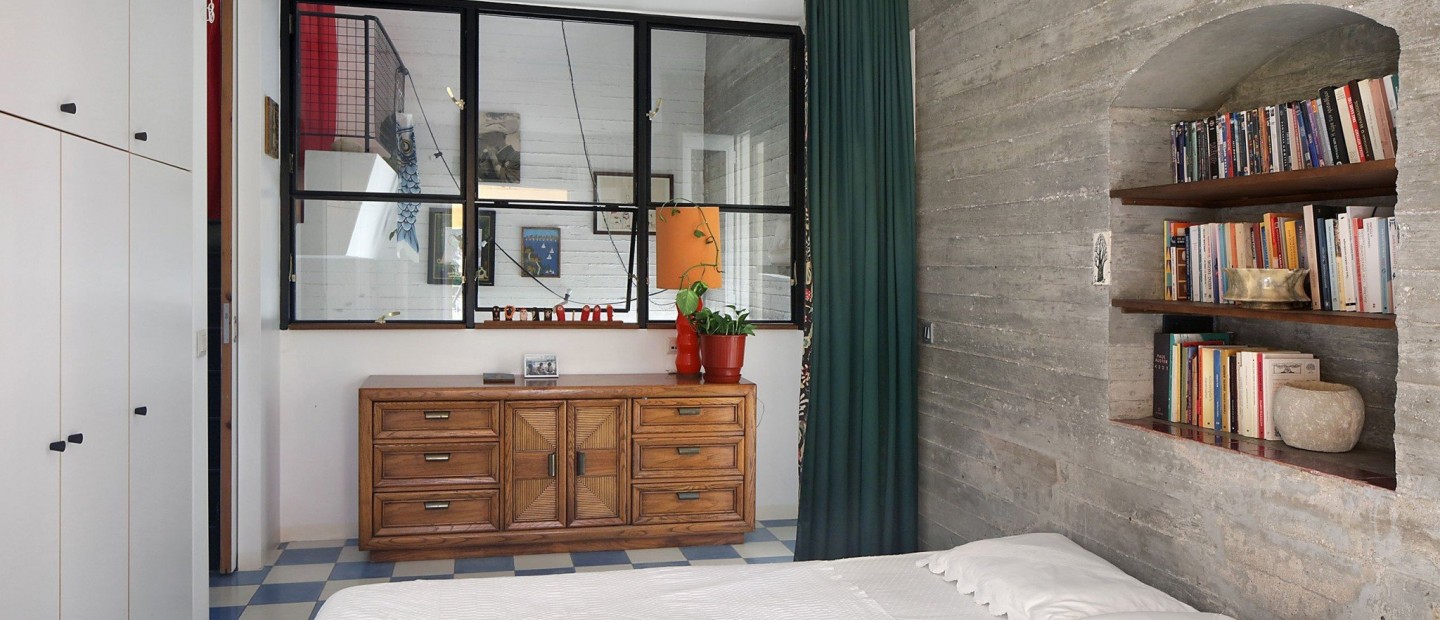 Ένα ιδιαίτερο αρχιτεκτονικό δημιούργημα στα Πετράλωνα προσφέρει μια ξεχωριστή εμπειρία σπιτιού