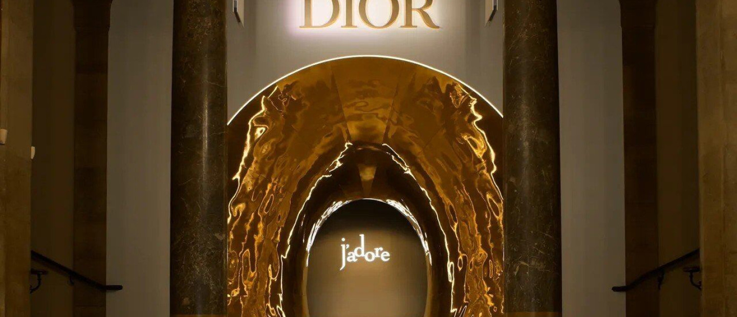 Dior J'Adore: Μια έκθεση αφιερωμένη στο iconic άρωμα του οίκου παρουσιάζεται στη Σχολή Καλών Τεχνών του Παρισιού