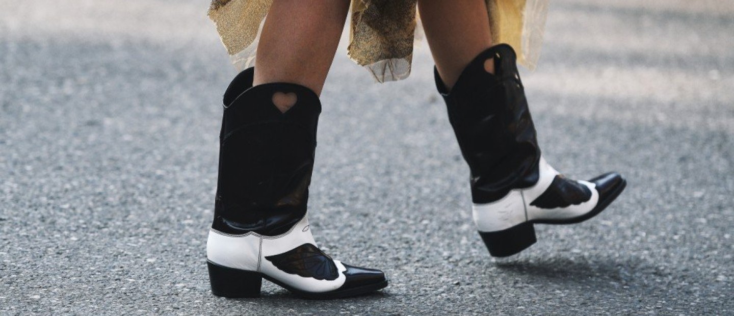Cowboy boots: Πώς να τις εντάξετε στα καθημερινά σας look με ευκολία