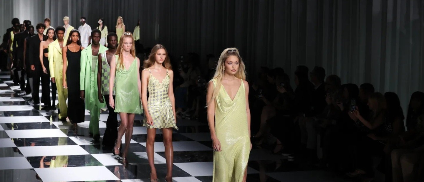 Versace Spring-Summer 2024: Όλα όσα έγιναν behind the scenses στο show του οίκου