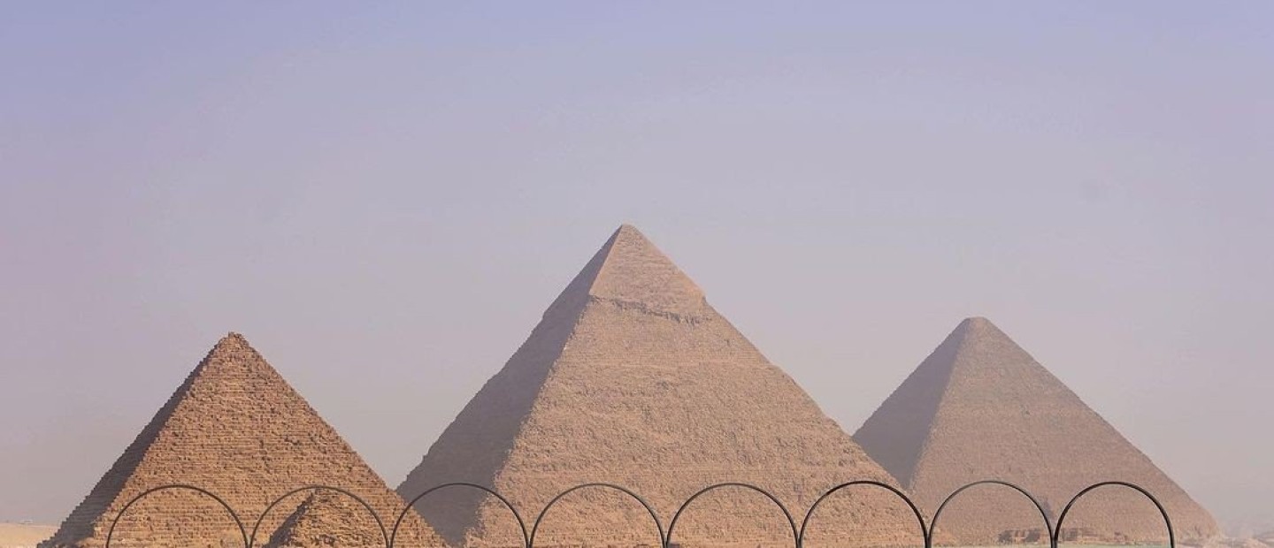 Forever is Now: Πώς το installation του Κώστα Bαρώτσου κάνει τις πυραμίδες της Γκίζας να φαίνονται πλωτές;