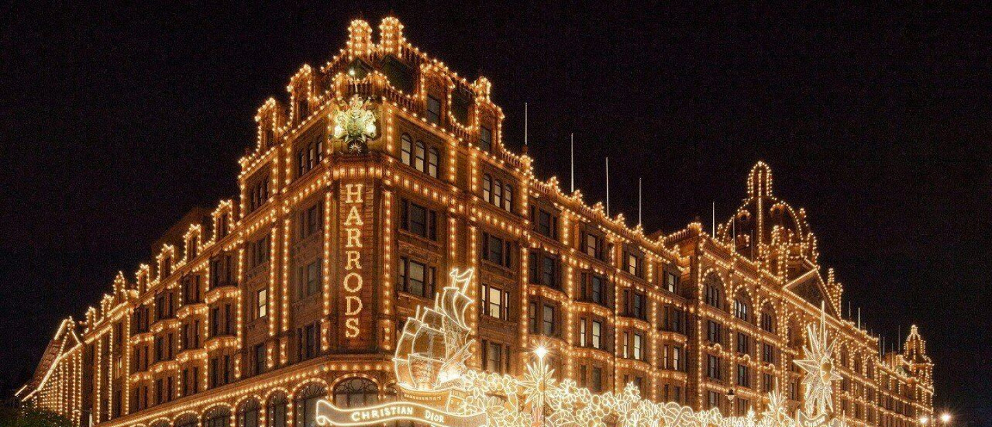 Τα Harrods στολίστηκαν: Οι βιτρίνες και τα fashion corners που μας εντυπωσίασαν