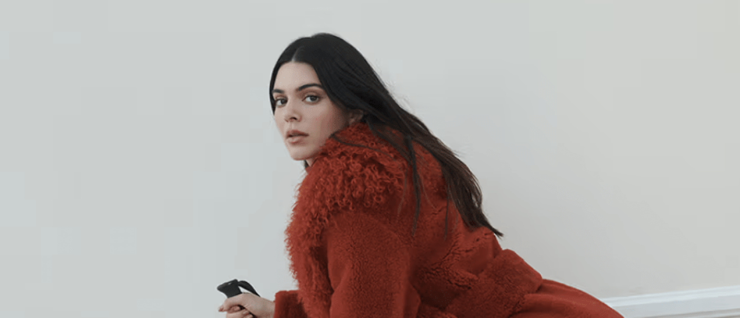 Η Kendall Jenner πρωταγωνιστεί στο νέο festive campaign του Jacquemus