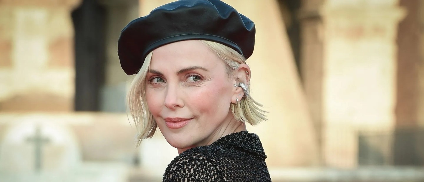 Η Charlize Theron αποκαλύπτει τι έχει μέσα στη Lady Dior της