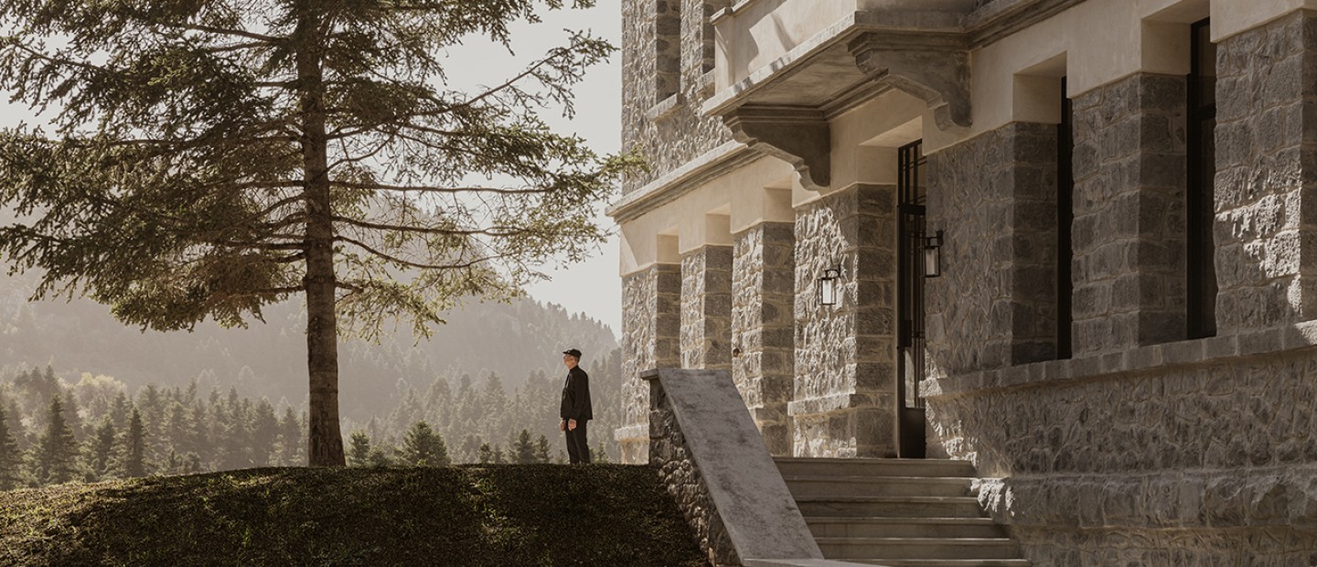 To ολοκαίνουριο ξενοδοχείο με την υπογραφή των K-Studio σ' ένα ονειρεμένο τοπίο στην Αρκαδία είναι απλά συγκλονιστικό 