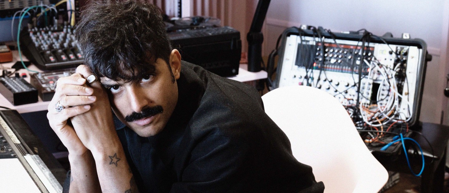 Ο bandleader των Kadebostany μάς μιλάει για τη σύνδεσή του με την Ελλάδα με αφορμή το επερχόμενο live τους στη Θεσσαλονίκη