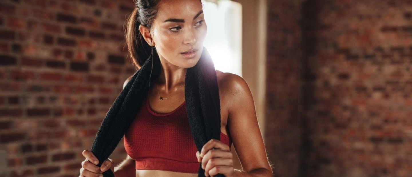 4 ασκήσεις γυμναστικής που θα σας κρατήσουν σε φόρμα πριν τις γιορτές