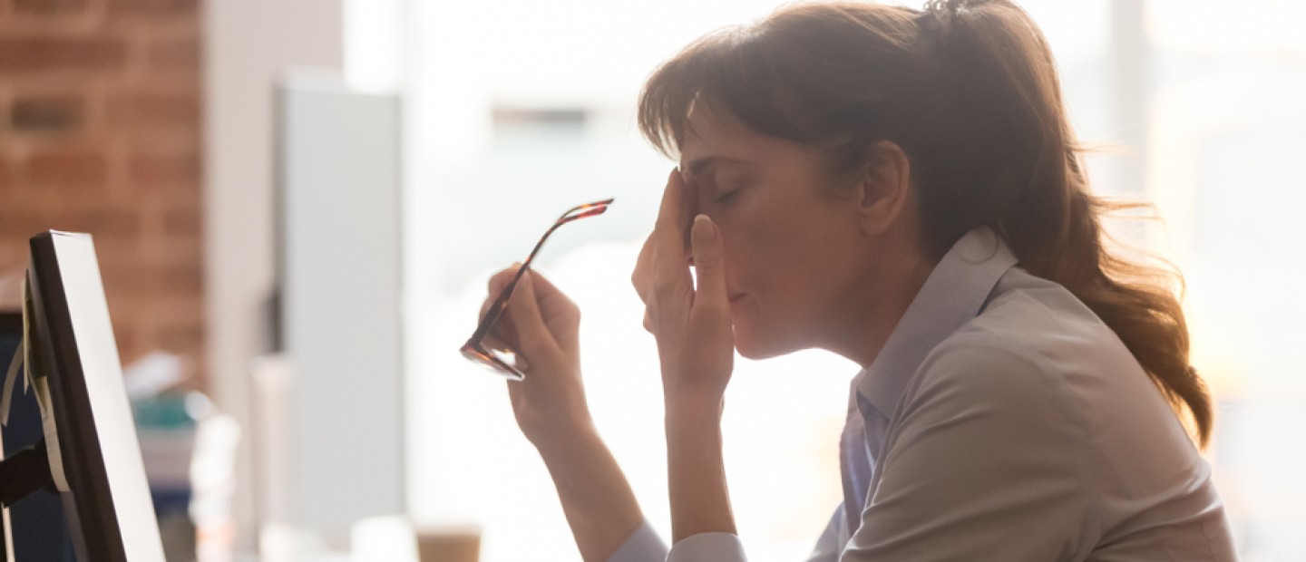 Burnout: 7 συμπτώματα επαγγελματικής εξουθένωσης που πρέπει να προσέξετε
