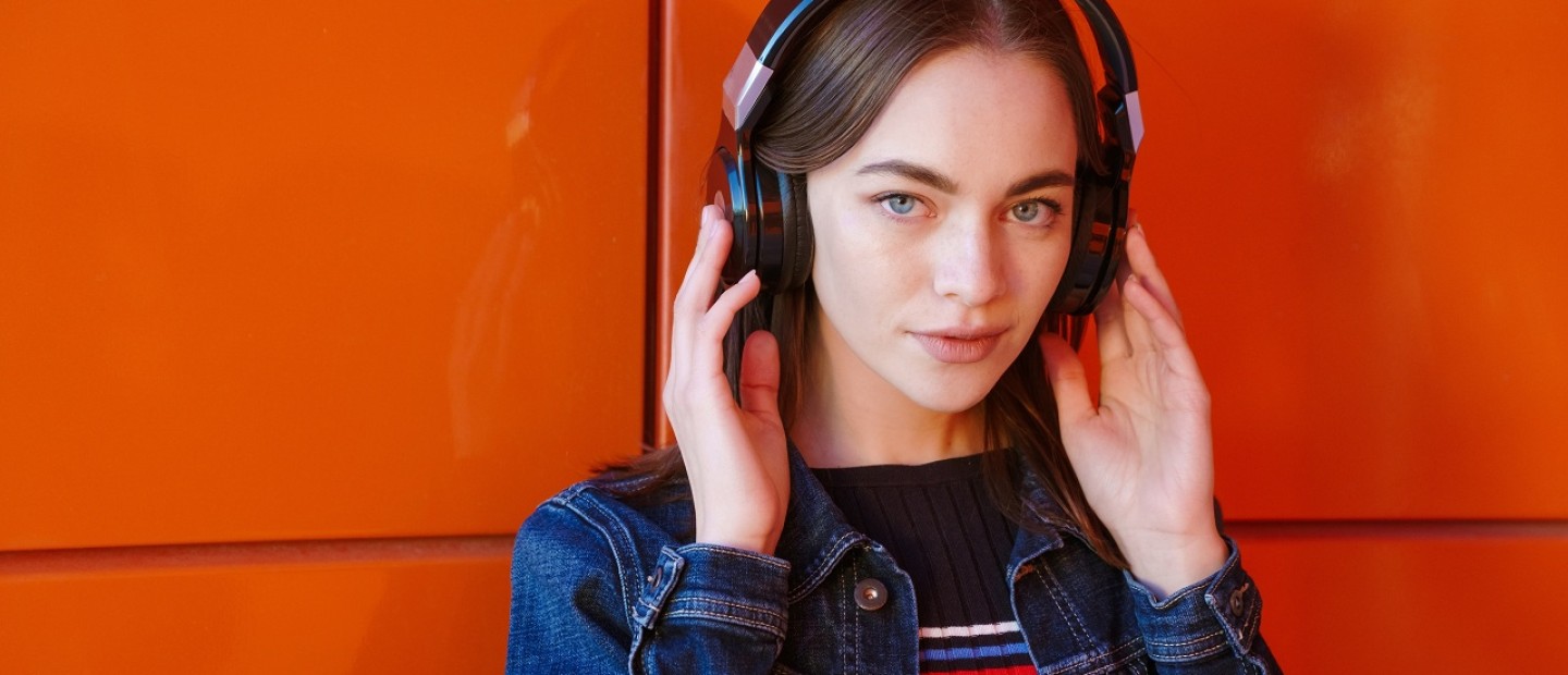 Τα 5 audiobooks που θα ακούμε on repeat αυτές τις γιορτές