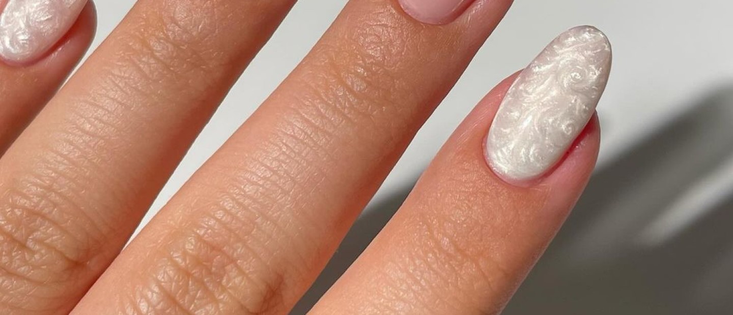 Τα pearl winter nails είναι το πιο όμορφο χριστουγεννιάτικο manicure