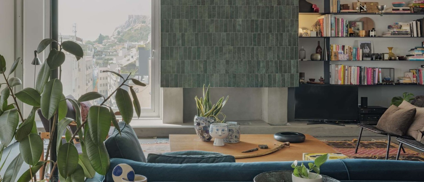 Ένα εντυπωσιακό loft στου Ψυρρή με εξαιρετική θέα στην Ακρόπολη, πειραματίζεται με τα χρώματα και τα υλικά 