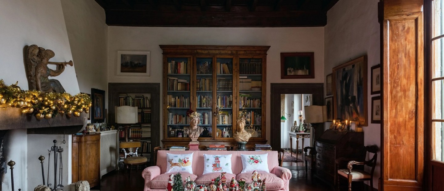 Μια σαγηνευτική βίλα στη Φλωρεντία υμνεί τη ζεστασιά των Χριστουγέννων