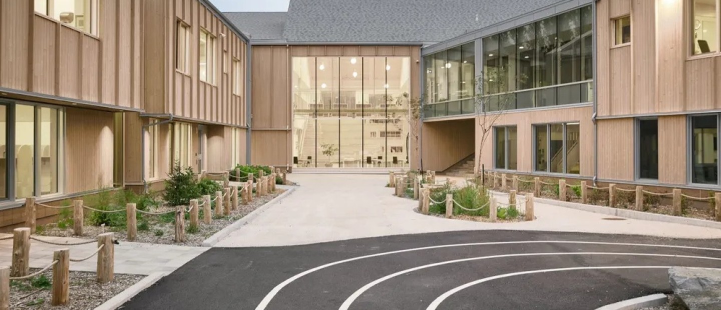 Ένα high-designed σχολείο στο Québec δημιουργεί μια χαλαρωτική ατμόσφαιρα σε αρμονία με τη φύση
