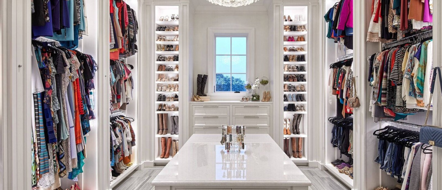 7 walk-in closets στις οποίες θα μπορούσατε να ζήσετε για πάντα 