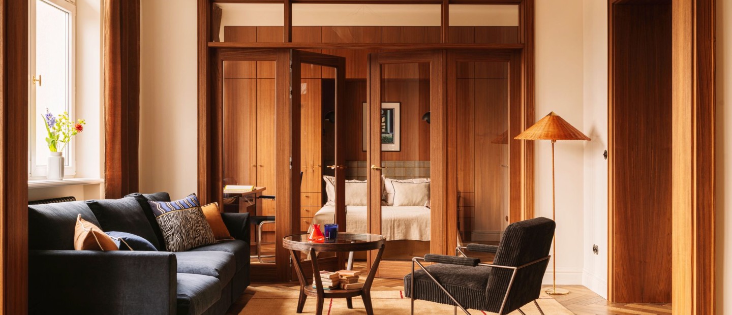 Με έμπνευση από τη δεκαετία του '30, το ξύλο είναι ο πρωταγωνιστής ενός διαμερίσματος στη Βαρσοβία