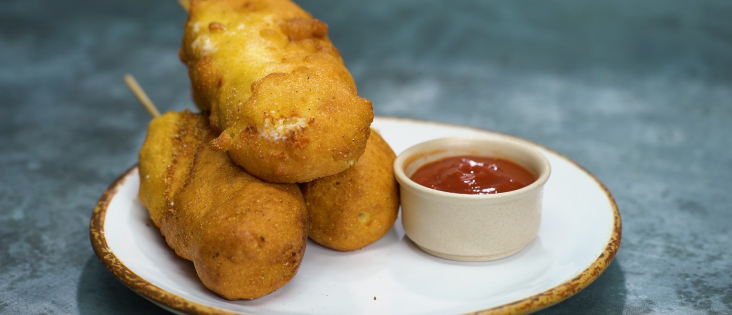 Mac 'n' Cheese Corn Dogs: Έτσι θα τα φτιάξετε πανεύκολα μόνοι σας