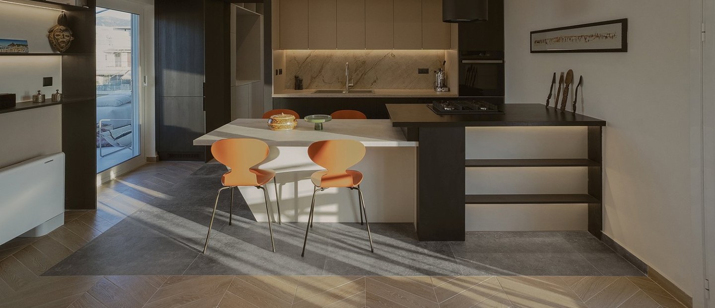 Ένα φωτεινό ευρύχωρο loft στην πλατεία Μαβίλη στην Αθήνα είναι πηγή για έμπνευση 