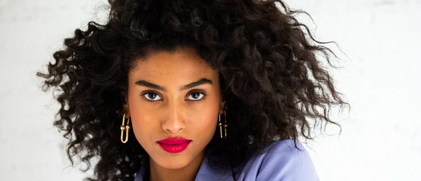 Imaan Hammam: Το διάσημο μοντέλο αποκαλύπτει την καθημερινή ρουτίνα ομορφιάς της
