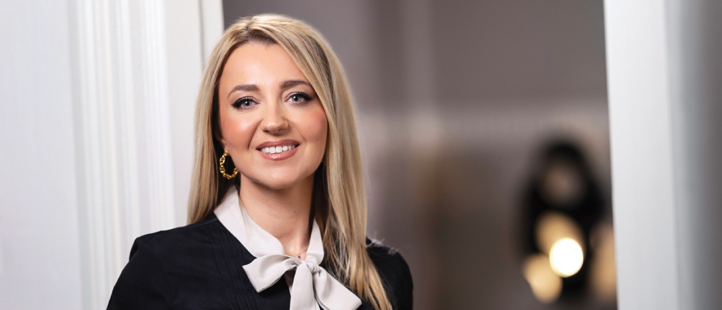 Η Διευθύντρια Επικοινωνίας και Εταιρικής Υπευθυνότητας της Lidl Ελλάς, Βασιλική Αδαμίδου, μας χαρίζει μια εις βάθος ματιά στις ενέργειες και τις δράσεις ﻿που αναλαμβάνει η εταιρία