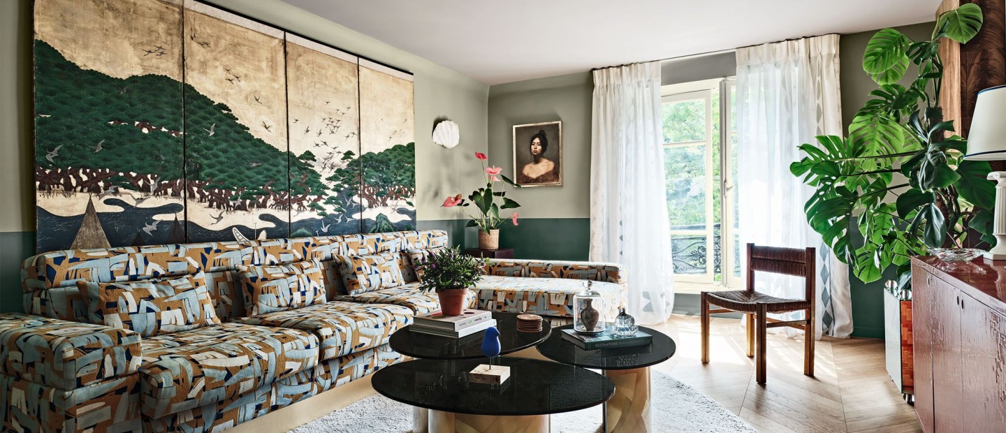 Ένα διαμέρισμα γεμάτο τέχνη στο Παρίσι «αντιστέκεται» στη μονοτονία των λευκών τοίχων