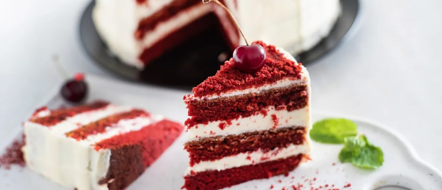 Ο Άκης Πετρετζίκης δημιουργεί την πιο εύκολη και λαχταριστή συνταγή για red velvet cake