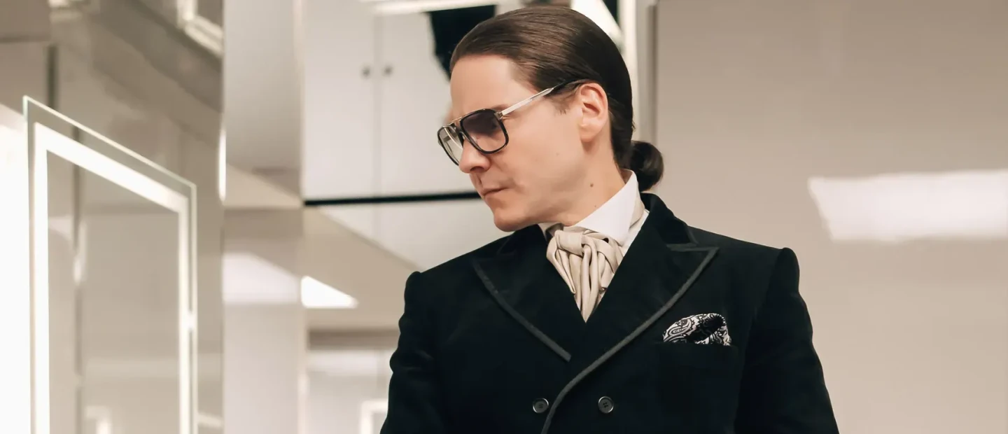 Becoming Karl Lagerfeld: Οι πρώτες εικόνες και πληροφορίες της iconic, επερχόμενης σειράς