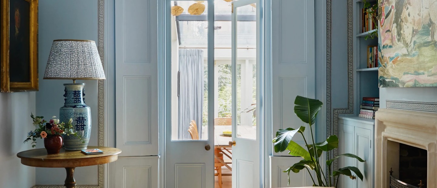 Μια κατοικία στο ανατολικό Λονδίνο ισορροπεί υποδειγματικά ανάμεσα στο χθες και το σήμερα