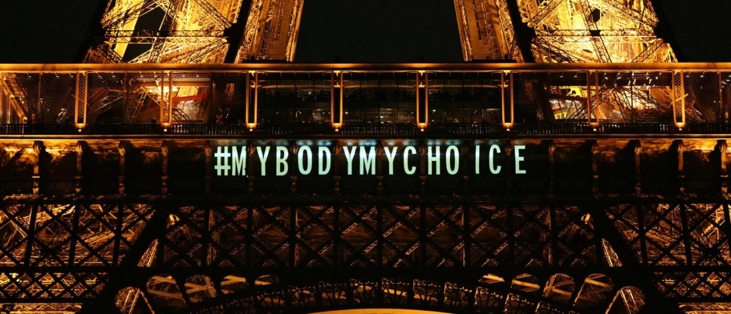 Η Γαλλία γίνεται η πρώτη χώρα στον κόσμο που κατοχυρώνει συνταγματικά το δικαίωμα στην άμβλωση