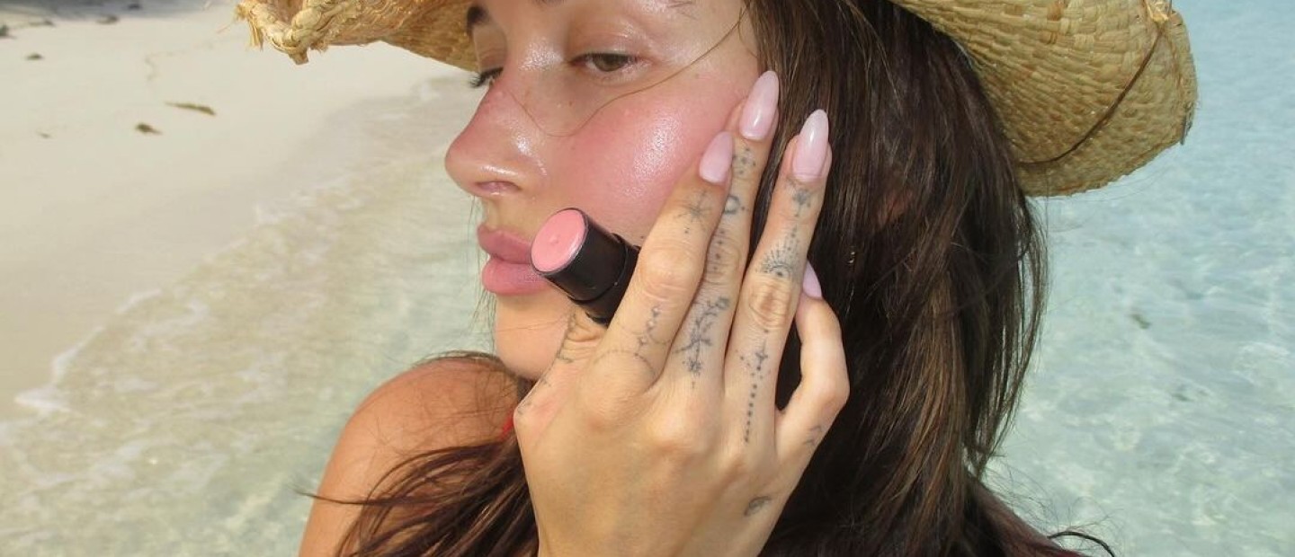 Τα "Strawberry Milk" νύχια της Hailey Bieber είναι το τέλειο ανοιξιάτικο manicure