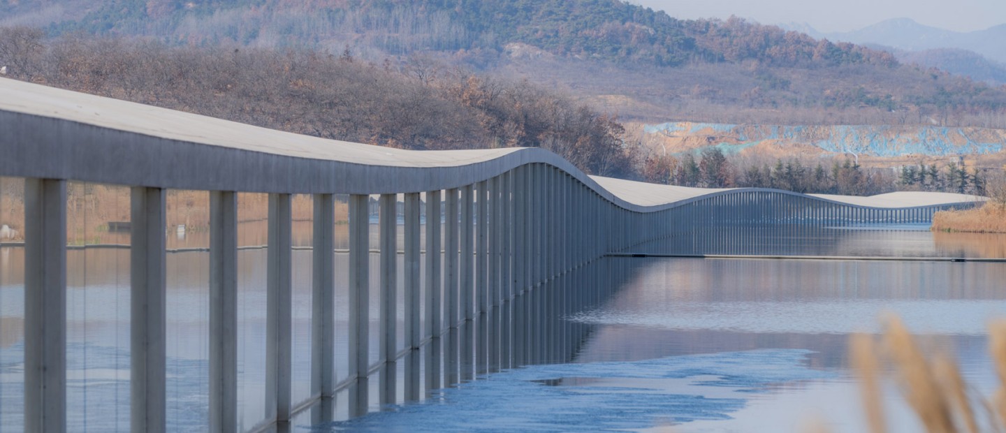 Το Μουσείο Τέχνης Zaishui του Junya Ishigami είναι χτισμένο στην επιφάνεια μιας λίμνης